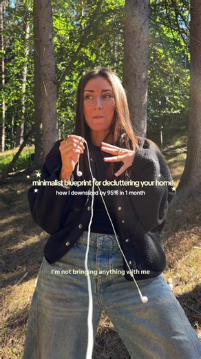 a few minimalist tips to help you downsize whether you’re also moving, doing a fall declutter, or just want to live with less! 💌 I’ve been a minimalist for over a year now and I’m still learning new things all the time, but I hope these help. small changes like this have made a huge difference in my life and I found that minimalism works best only when you make it work for you and your lifestyle 🤍 I got rid of all my furniture and donated almost my entire home in a month and I shipped only 5 s