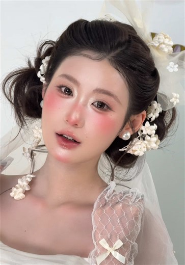 Hướng Dẫn Tóc Búi Thấp Đáng Yêu và Son Bóng Xinh