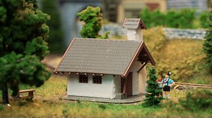 '75 Jahre FALLER' 👴😊 Die weiße Bergkapelle aus den Dolomiten ist ein Klassiker von 1961 ⛰️ Aktuell ist sie als limitiertes Jubiläumsmodell in cooler Retro-Verpackung wieder verfügbar. | FALLER Modellbau