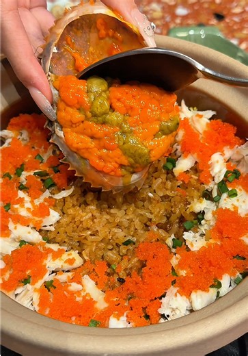 Crab pot rice topped with a shell packed full of rich orange roe. Mixing in the crab tomalley adds an even richer flavor, and the bottom forms a crispy layer of rice, giving it a chewy texture. It also pairs perfectly with the spicy green seafood sauce. [THE CRAAB Bangkok] - Location: Dusit Central Park 5F, Rama IV Rd, Si Lom, Bang Rak, Bangkok, Thailand - Hours: 10:00 - 22:00 - Menu: Baked Rice with Prawn Fats & Lava Crab Roe (990 THB) #thaifood #bangkokfood #crab #방콕맛집