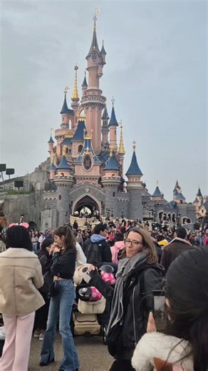 5.7K views · 242 reactions | Edna en Mode PA bientôt de retour #Ednamode #disney #pixar #disneyland #imitation #incredibles #disneylandparis @caillou.jpeg et @laetitia_1302 à l'image @laurooou à la caméra | Mathieu Solans - Imitacteur | Facebook