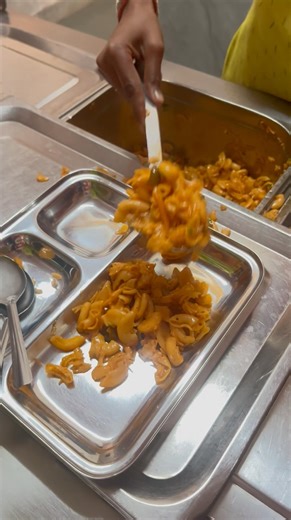 Girls hostel mess food review #viral #hostellife #foodcritic #trendingshorts#ytshorts#studentlife