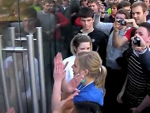 iPad 1 Verkaufsstart @ Apple Store München. Erste Käufer 28.05.2010 (iPad Munich)