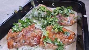 Meine Großmutter hat mir beigebracht, unrealistisch leckere Hähnchenschenkel zu kochen