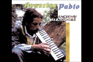 "Ancient Harmonies" reúne quatro álbuns lançados no final dos anos 80 pelo icônico produtor do reggae Augustus Pablo. Ao todos serão 39 faixas ! O lançamento nas plataformas de streaming será no dia 24 de abril. A versão física no formato 2 CDs e 4 LPs será lançada nesse verão. #AugustusPablo #RockersInternational #GreensleevesRecords | Augustus Pablo