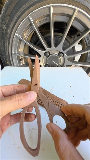 ปั้นกรรไกรตัดผมและหวี ￼