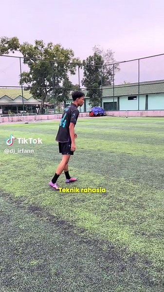 Teknik Menendang Bola yang Benar untuk Tendangan Keras