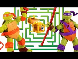 Les tortues Ninja jouets dans le labyrinthe. Vidéo avec les super-héros pour garçons.