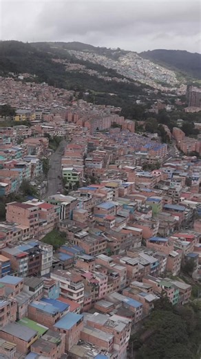 Desde las montañas del norte de Bogotá nació una historia de migración, trabajo y transformación urbana. El Codito creció entre canteras, caminos de tierra y familias que llegaron buscando una oportunidad en la ciudad. Hoy, este barrio refleja los contrastes, desafíos y la fuerza comunitaria que han marcado la historia de Bogotá. Detrás de esta vista hay décadas de lucha, construcción y evolución. 🇨🇴 #ElCodito #Bogotá #dji #drones #barrios