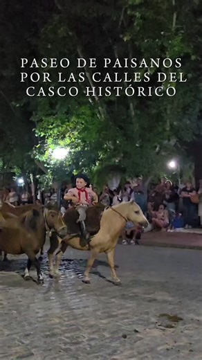 Municipalidad San Antonio de Areco on Instagram: "En homenaje al nacimiento de Ricardo Güiraldes y en el marco del centenario de Don Segundo Sombra, hoy nuestros paisanos realizaron un emotivo paseo a caballo por el casco histórico de San Antonio de Areco 🐎 Una postal viva que celebra nuestras raíces, nuestra tradición y la identidad gaucha que forma parte del alma de nuestro pueblo."