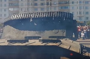 After the parade in Kursk, the T-34 tank fell from the platform