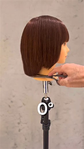 Hitoshi Kure/呉 等至/Cut educator on Instagram‎: "ショートヘアのバックアンダーセクションのレイヤー、グラデーションの角度の違いを比べてみました。 I compared the difference between the layer of the back undersection of the short hair and the angle of the gradient. 比较了短发后下段的层、渐变角度的差异。 숏헤어의 백 언더섹션 레이어, 그라데이션 각도의 차이를 비교해 보았습니다. Comparé la diferencia en el ángulo de la capa y el gradiente en la subsección posterior del cabello corto. Eu comparei a diferença no ângulo da camada e o gradiente na subseção traseira do cabelo curto. قارنت الفرق في زاوية ا