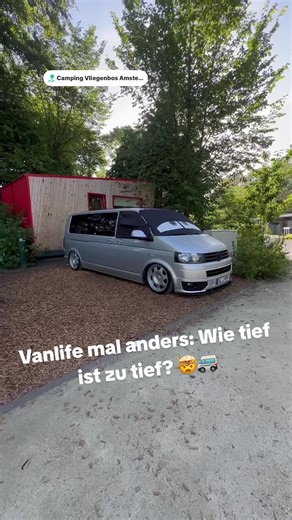 Vanlife mal anders: Wie tief ist zu tief? 🤯🚐 Mein VW T5 hat definitiv Charakter! ✨ Wer sagt, dass ein Camper hoch sein muss? Ich liebe diesen stanced Look und die passenden Pixar-Augen machen ihn einfach perfekt. 😍 Was haltet ihr von getunten Vans? Schreibt es in die Kommentare! 👇 #vanlife #vwt5 #lowered #stanced #tuning
