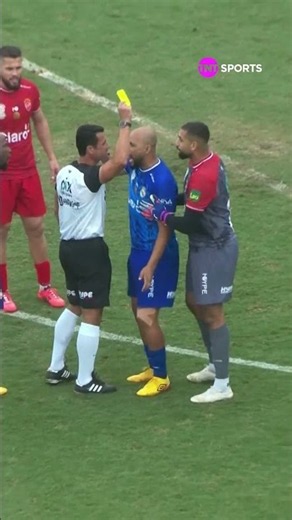 HE WENT AFTER BRÁULIO AND GOT A CARD! #shorts