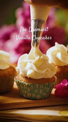 🧁 The Dreamiest Vanilla Cupcakes 🌙