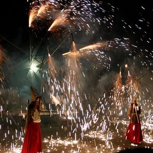 Dall'8 al 25 luglio torna a Pontedera il Festival internazionale Sete Sóis Sete Luas alla sua XXVI edizione: musica, arte, teatro di strada e cibo di qualità per un viaggio senza confini tra Mediterraneo e mondo lusofono. 8 date, 18 concerti, 1 spettacolo di strada con effetti pirotecnici, una mostra e ottimo cibo. Ingresso libero. | Festival Sete Sóis Sete Luas