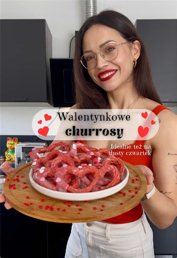 Churros w kształcie serduszek ❤️ 🩷 ♥️ Idealne na Walentynki lub Tłusty Czwartek. Słodkie, chrupiące i obłędnie pyszne 😋 Składniki: (mi wyszło około 15 serduszek) • 125 ml wody • 40 g masła • 1 łyżka cukru • szczypta soli • 75 g mąki • 1 jajko • opcjonalnie barwnik Truskawkowy cukier: • kilka łyżek drobnego cukru • mała garść zmielonych na pył liofilizowanych truskawek (można pominąć i zamiast nich dać ½ łyżeczki cynamonu) Dodatkowo: • czekolada – taka, jaką lubisz (biała, mleczna, gorzka). Ja 