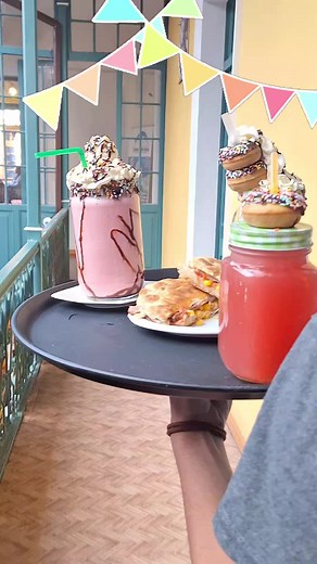 Refresca tu día con deliciosos milkshakes y jugos