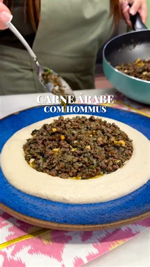 ESSA RECEITA TEM HISTÓRIA 💛 A minha vó fazia isso toda semana e eu nunca esqueci o cheiro. Carne árabe do jeito certo — molhadinha, cheia de tempero e com aquele toque de hortelã que muda tudo 🌿 Eu servi com hommus mas juro que dá pra comer puro mesmo 😅 Ingredientes 500 g de carne moída (patinho ou acém) 3 cebolas grandes picadas 1 maço de hortelã bem picadinho 1 maço de salsinha cebolinha 1 colh. (sopa) de pimenta síria Sal a gosto 100 g de manteiga 2 colh. (sopa) de óleo ou azeite Caju pica