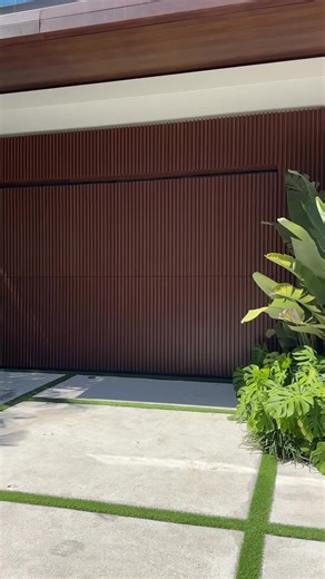 Hydraulic Garage door #hydraulicdoor #garagedoor #modernhomes #puertasdegarage #puertasdegaragemoderna