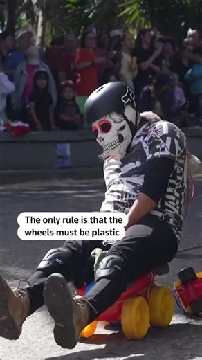 Tricycle race down San Francisco's curviest street