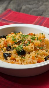 Ориз с маслини и домати Лесно, постно и супер ароматно ястие — ориз, който се готви бавно с домати, маслини и много зеленчуци. Става сочен, леко сладникав от доматите и е перфектен както самостоятелно, така и като гарнитура. Необходими продукти (6 порции): 2 глави лук 2 моркова ½ връзка магданоз 2 с.л. олио 2 скилидки чесън 1 ч.ч. ориз 1 кг домати 100 г черни маслини без костилка сол и черен пипер ½ ч.л. захар 3 ч.ч. вода Начин на приготвяне: 1. Нарежете на ситно лука, морковите и дръжките на ма