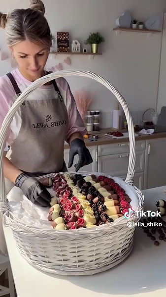 СОБЕРЁМ КОРЗИНУ в ASMR технике😍 ПОНАДОБИТЬСЯ 36 клубник в шоколаде Малина в двойном шоколаде 530 гр Ежевика в шоколаде- 500 гр. Банан в шоколаде- 590 гр Голубика в шоколаде- 400 гр Красивые бирки и бронированные ЛЕНТЫ@xlopok_lenta - они знают как сделать ваш продукт особенным И самое главное УМЕНИЕ вот так снимать видео ✊ Посвятив 5 лет блогингу и ведению соцсетей , я поняла все алгоритмы - собрала их для вас И уже в это воскресенье 6.07 в 12:00 (Мск) поделюсь с каждым , кто хочет снимать залет