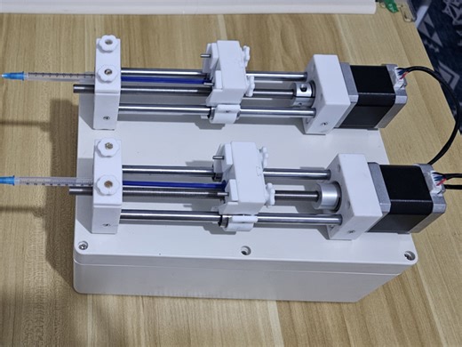 自己组装了一台手机控制的双通道微流控注射泵