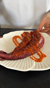 Poulpe farci au chorizo 🦑☀️🌊 Liste d’ingrédients : • 4 tentacules de poulpe cuites • 130 g de chorizo ibérique • 20 g de pignons de pin • 25 g de tomates séchées • 20 g de parmesan • 15 g d’huile des tomates séchées • 1/2 gousse d’ail • 5 à 6 feuilles de basilic frais • 30 g de chapelure panko • 2 c. à soupe d’huile d’olive Cuisson : 12 minutes à 180 °C (four préchauffé) #recettes #recettesimple #chorizo #poulpe #cuisine #recetterapide | alex.cook.paris