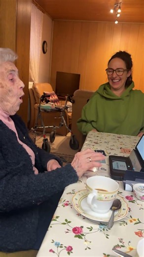 Oma Elles erste Schritte mit enna🩷