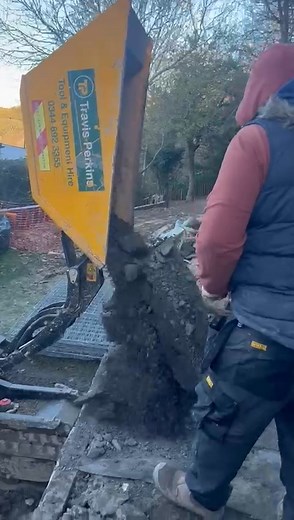 For all of you complaining about the cold, whilst sitting in your heated office. This is supposedly loose gravel........🤣🤣🤣🥶🥶🥶 ***No Travis Perkins Equipment was damaged in the making of this video**** | Booth Landscapes