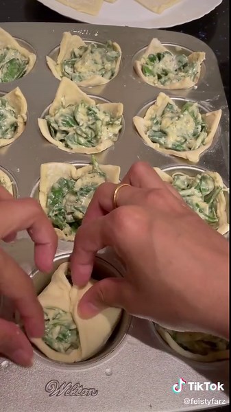 Spinach pastry puffs. #recipe #recipesoftiktok #fyp #superbowlrecipe #foryourpage #foodieee
