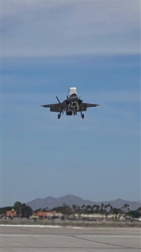 El Lockheed Martin F-35 Lightning II cambia la lógica del combate aéreo: no necesita ver primero… porque ya está viendo todo.Su sistema de sensores 360° y el casco con visor permiten al piloto “mirar a través del avión”, literalmente. Puede detectar, seguir y atacar blancos sin apuntar el morro, manteniendo ventaja incluso antes de que el enemigo sepa que está ahí.