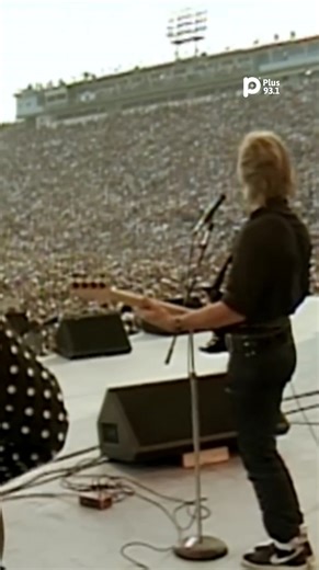 HOY CUMPLIRÍA 78 AÑOS BENJAMIN ORR ✨ 🙌 Hoy recordamos a #BenjaminOrr, bajista, cofundador y vocalista de #TheCars. Nació el 8 de septiembre de 1947 en Ohio. Fue una figura clave del grupo conocido por su voz en éxitos como "Drive", "Just What I Needed" y "Let's Go". 🎶 En 1986, lanzó su único álbum como solista, The Lace, que incluía su mayor éxito "Stay the Night". Tras la separación de The Cars en 1988, siguió actuando con su banda "Orr" y luego con "Big People". Murió en octubre de 2000 y su