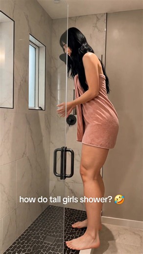 it's not easy being a 7ft tall girl 🙈 The world around you is designed for smaller people and doing everyday things comes with extra difficulties 🤣 #tallgirls #tallgirlproblems