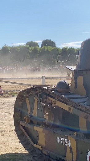 Du cheval au blindé... Image du Carrousel de Saumur. ---- From horse to armoured car... Image of the Carrousel in Saumur. #TransitionMilitaire #ChevalEtBlindés #HistoireMilitaire #PremièreGuerreMondiale #TechnologieMilitaire #Cavalerie #BlindésHistoriques #MuséeDeLaCavalerie #MuséeDesBlindés #GuerreEtTechnologie #PatrimoineMilitaire #HistoireDesBlindés #CollectionMilitaire #1917Transition #MuséeMilitaire | Musée des Blindés