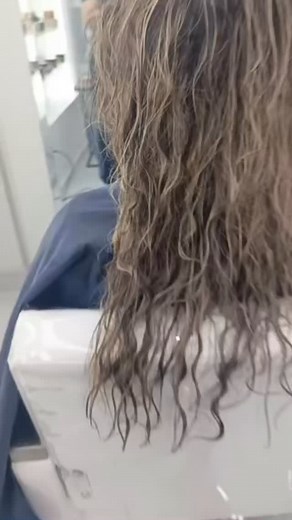 Del frizz al brillo perfecto✨ Le devolvimos suavidad, movimiento y ese efecto espejo que todas amamos‍♀️ En Color Lab Spa, tu cabello se transforma sin perder su salud | Color Lab Spa | Facebook