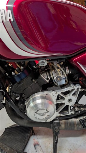 554 reactions · 17 shares | 350 RDLC Poignée de gaz prévue pour deux 26 + pompe à huile ? J’lui ai collé deux XTNG 38 mm direct  3 semaines de taf, pas de bullshit sa va chanter. Ça ouvre en grand et la pompe d’huile suit. Pas besoin de couper, souder ou charcuter. 38 mm en course stock = validé par AEB  Tu croyais que c’était impossible ? Regarde bien. #Carbu38 #XTNG #AEB #2Tpower | AEB-developpement | Facebook