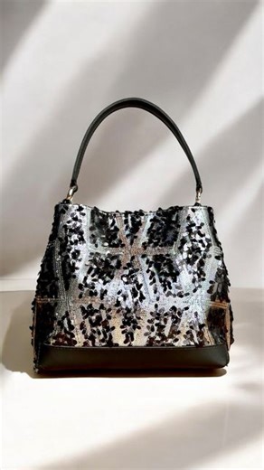 KIKA | Ciao creativi! Siete pronti per un tocco di glamour? Ho appena creato una splendida borsa da sera in paillettes nere e argento sullo sfondo... | Instagram