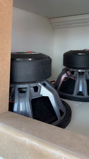 22K views · 437 reactions | VW Jetta con 4 SUBS Xion de 15" en caja acústica 4to orden para BAJOS Musicales en el 1er Phoenix Fest del Club Phoenix Garage #basshead | Locos Por El Car Audio | Facebook