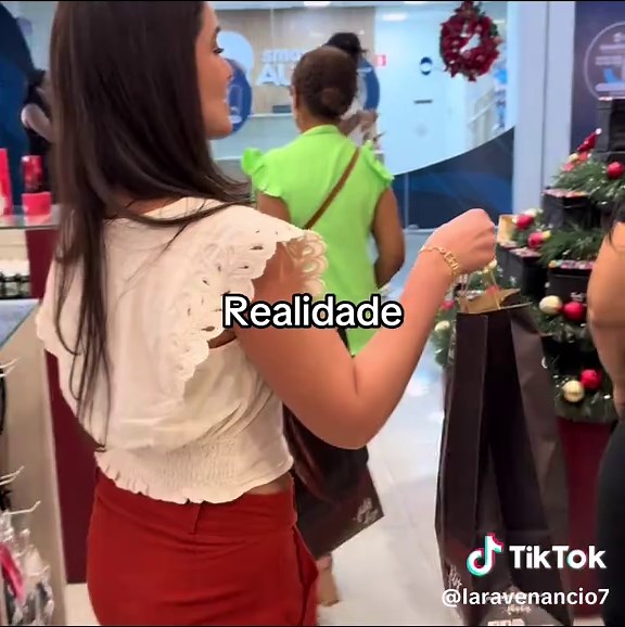 Reação das Meninas ao Vídeo Divertido