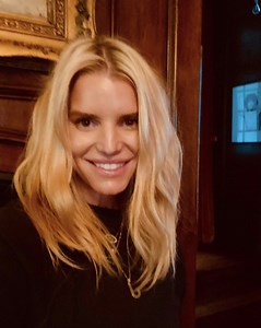 Jessica Simpson Just Ditched Her Hair Extensions And Makeup In A New Instagram Selfie