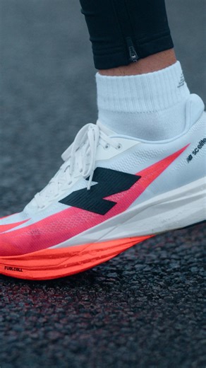 レースのために生まれた一足。 ベストタイムを目指すランナーへ、FuelCell SC Elite v5 新登場。 | New Balance