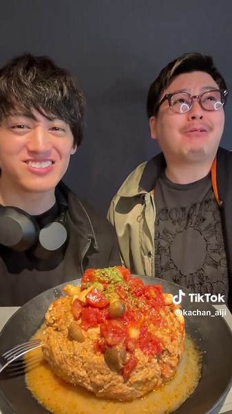 奥さん、炊飯器で巨大なハンバーグもできますよ。rice cooker.@小麦アレルギー🌾 #IT社長とインターン #上司と部下 #社長と部下 #ドッキリ #会社で料理 #炊飯器レシピ #炊飯器 #ハンバーグ #小麦アレルギー