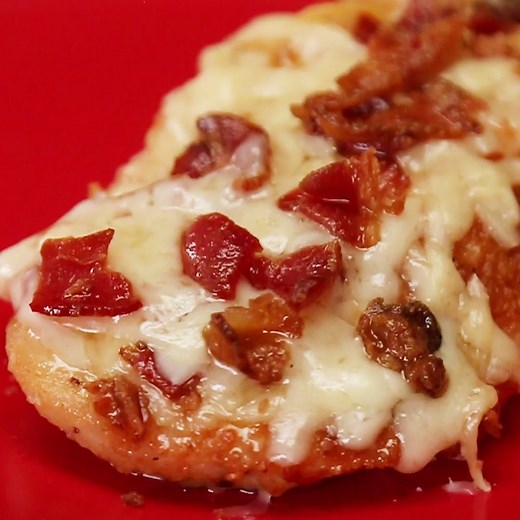 Cheese Crusted Bacon-Topped Chicken is everything you could want and more! Get the written recipe here: http://bit.ly/2mtjRI1 | Cooking Panda