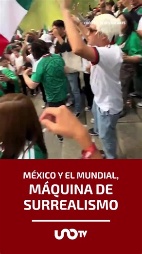 Durante las celebraciones en el Ángel de la Independencia por la victoria de México ante Corea del Sur, se llevó a cabo un grito de independencia comandado por un Miguel Hidalgo moderno que portaba la playera de la selección mexicana. 🗣️La afición tricolor nos regaló un gran performance de grito de independencia que lamentablemente no llegará a los libros de texto, pero si vivirá en nuestro recuerdo y corazones. 😂 #mexico #mundial #independencia #angel #portalunotv