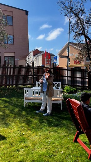 Tack Daniel för vacker musik under vår Påsklunch💛 | Hela människan Ria Mjölby