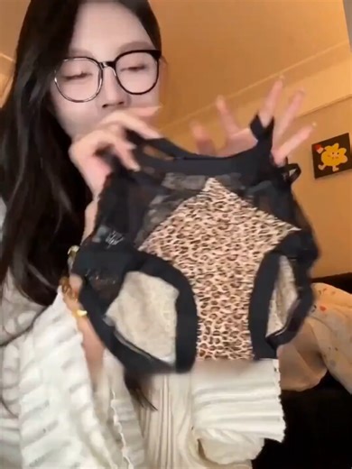 Thiết kế nhẹ nhàng giúp tổng thể trông vừa vặn hơn mà không gây cảm giác gò bó.#CHEME