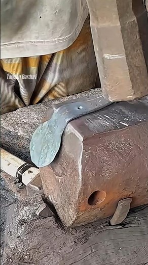 This is how traditional blacksmiths make coconut graters.🪓🔨 #medievalblacksmith #fypviralシ