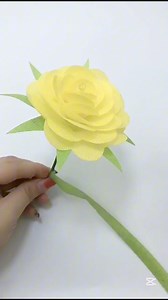1M views · 8.8K reactions | Una rosa en un material diferente #novia #matrimonios #novios #boda #graduation #diadelasmadres #chocolate #mujer #manualidades #emprendimientos #flores #rosaseternas #tutorial #regalo #regalos #rosas #trendingreelsvideo #rosaseternas #tutorial #manualidades #tulipán #girasoles #chelines #limpiapipas #fblifestyle #fieltro | Planeta Sorpresa | Facebook